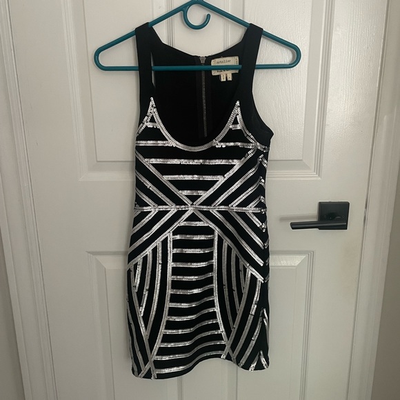 Black dress with sequin detailing - Picture 3 of 4